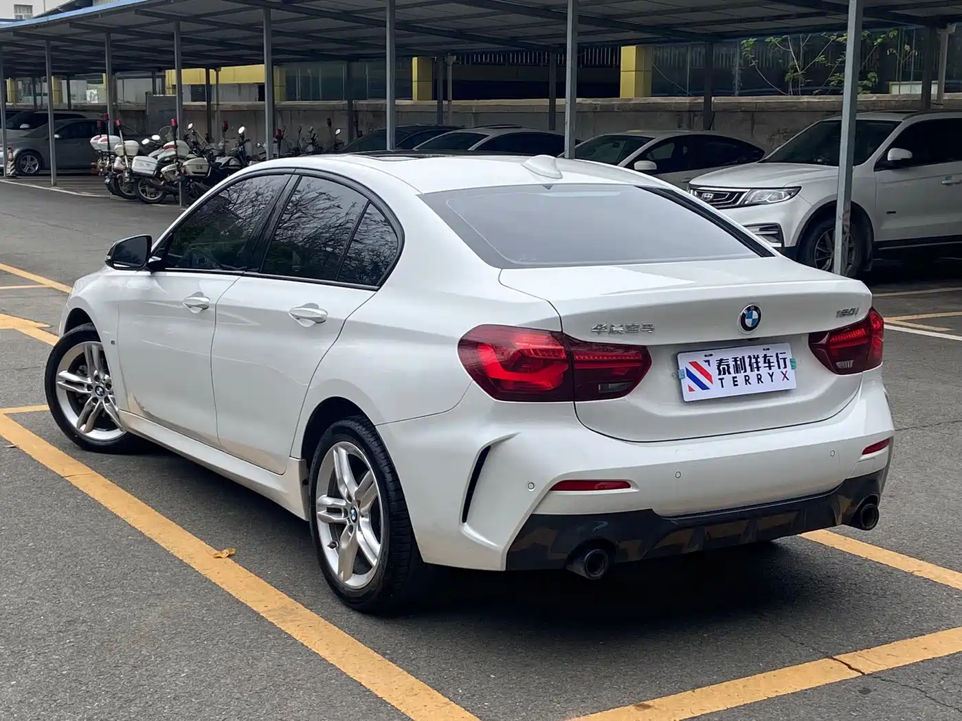 BMW 1 Series 2023 120i M Sport Shadow Edition фото 6
