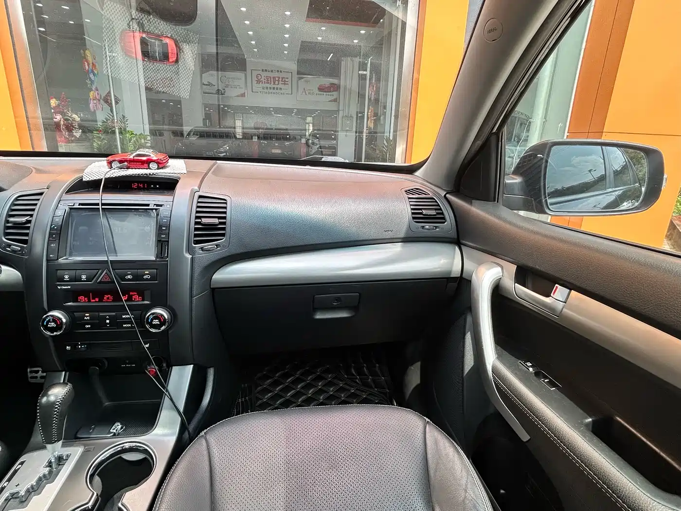 Kia Sorento 2012 2.4L Gasoline Supreme Edition фото 19
