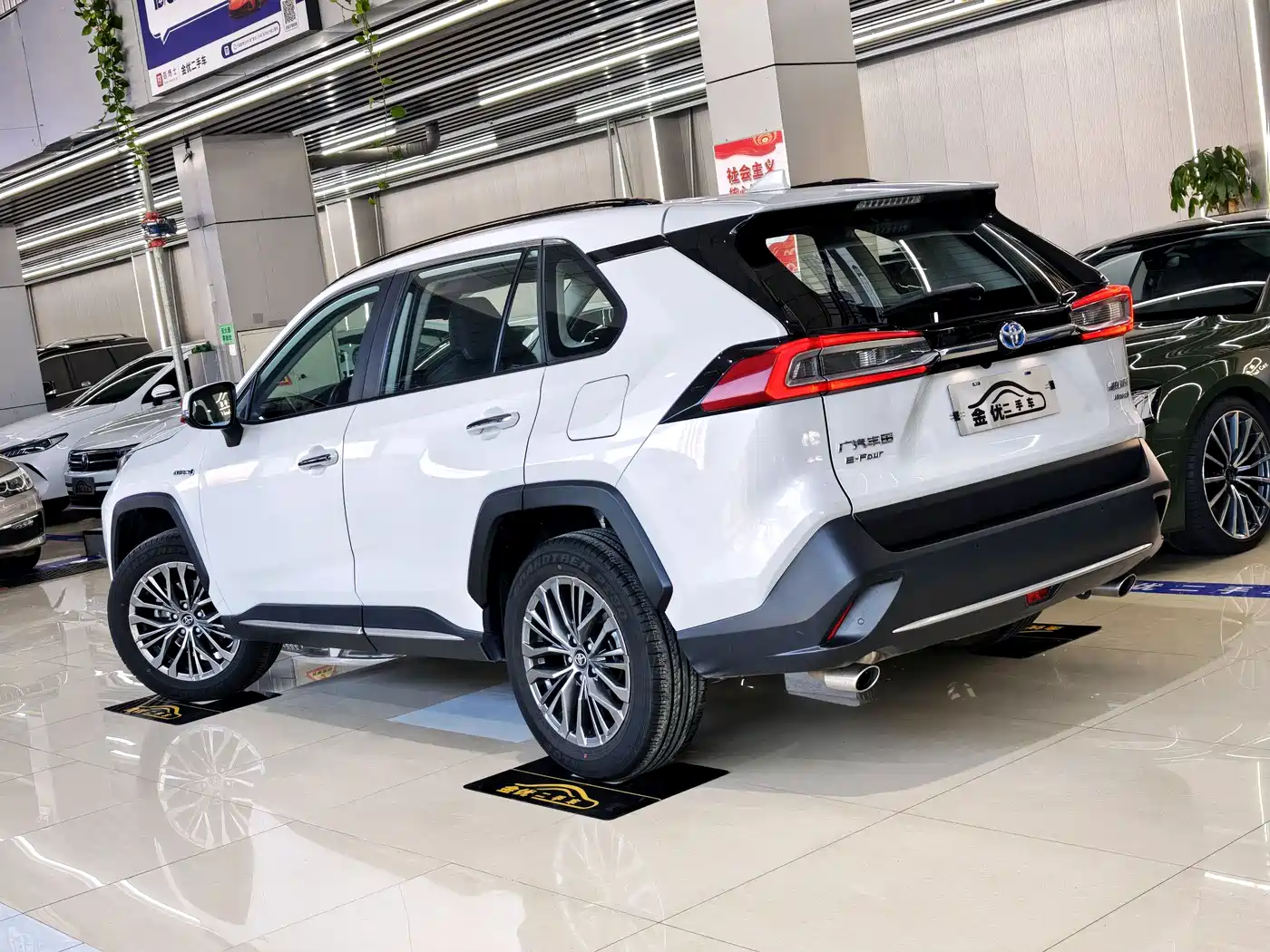 Toyota Wildlander 2023 Hybrid 2.5L E-CVT AWD Premium Edition фото 3