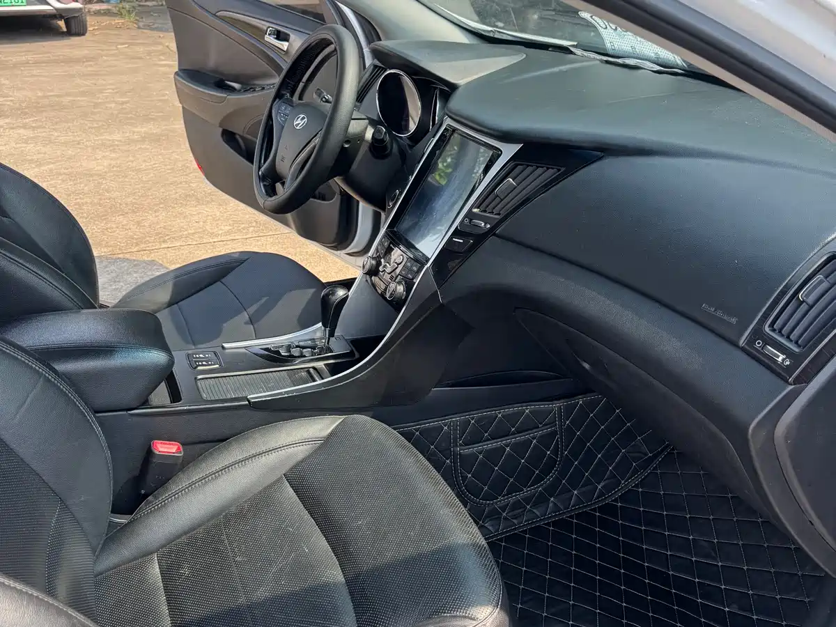 Hyundai Sonata 2013 2.0L Automatic Luxury Edition фото 9