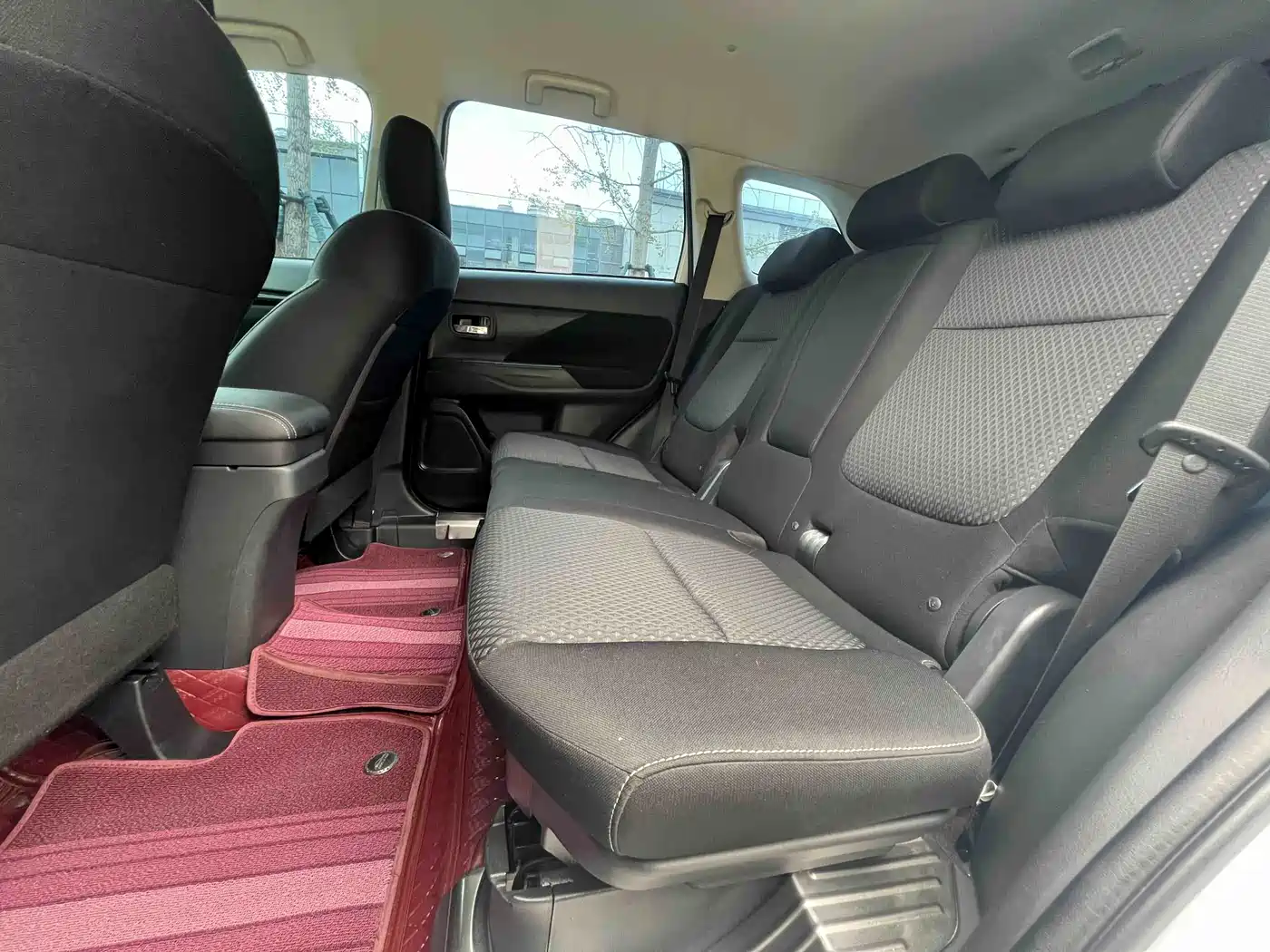 MITSUBISHI OUTLANDER