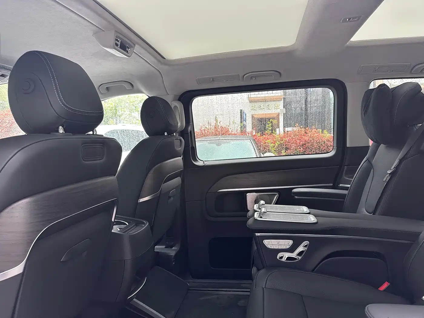Mercedes-Benz V-Class 2024 V 300 L Long Wheelbase Luxury Edition фото 11