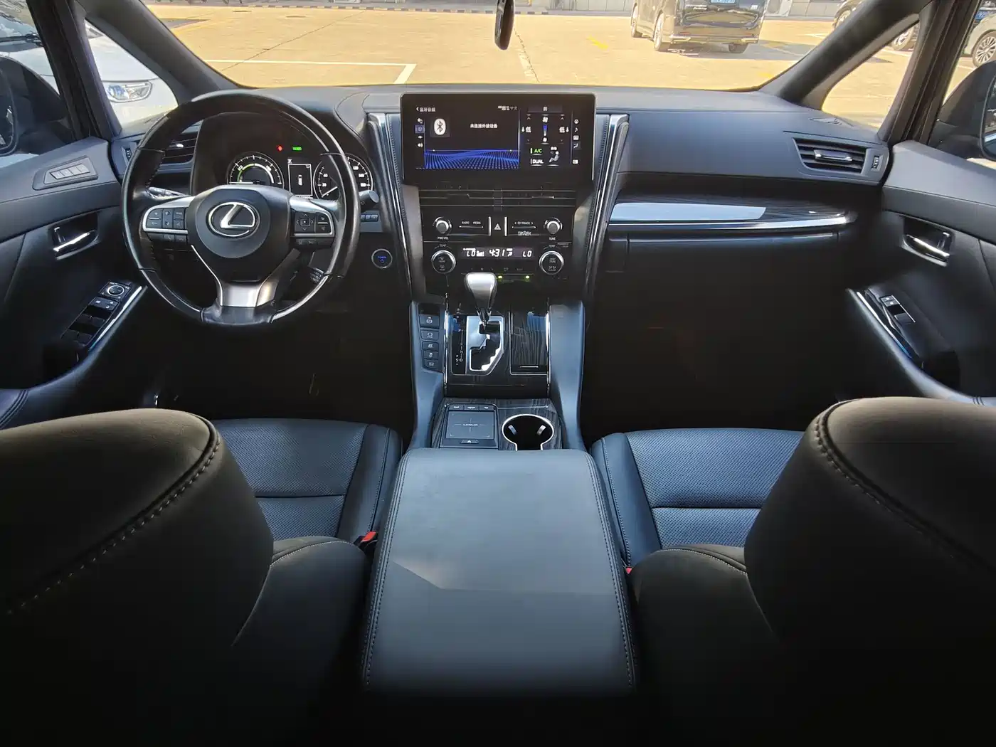 Lexus LM 2020 300h 4-Seat Imperial Edition фото 13