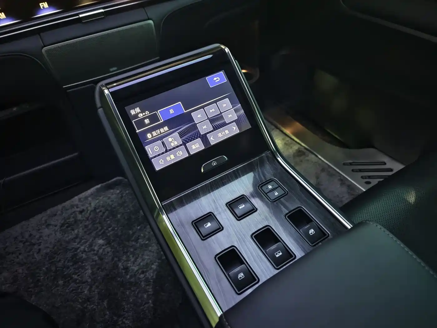 Lexus LM 2020 300h 4-Seat Imperial Edition фото 17
