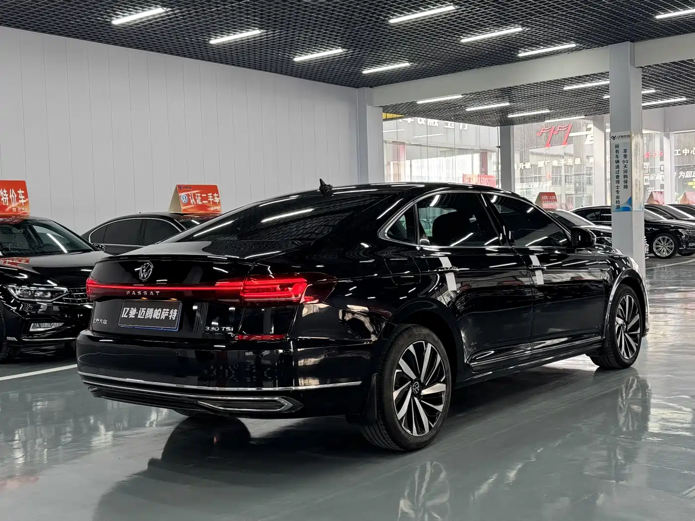Volkswagen Passat 2022 330TSI Starlight Luxury Edition фото 8