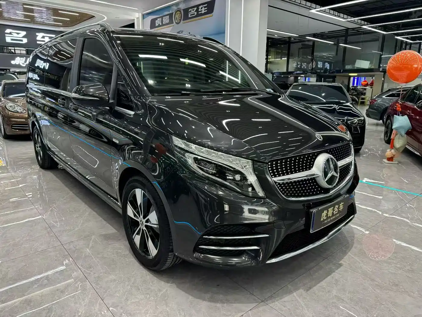Mercedes-Benz V-Class 2021 V 260 L Long Wheelbase Premium Edition фото 3