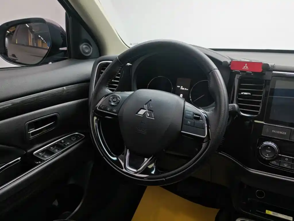Mitsubishi Outlander 2020 2.0L 2WD Premium 5-seater фото 9