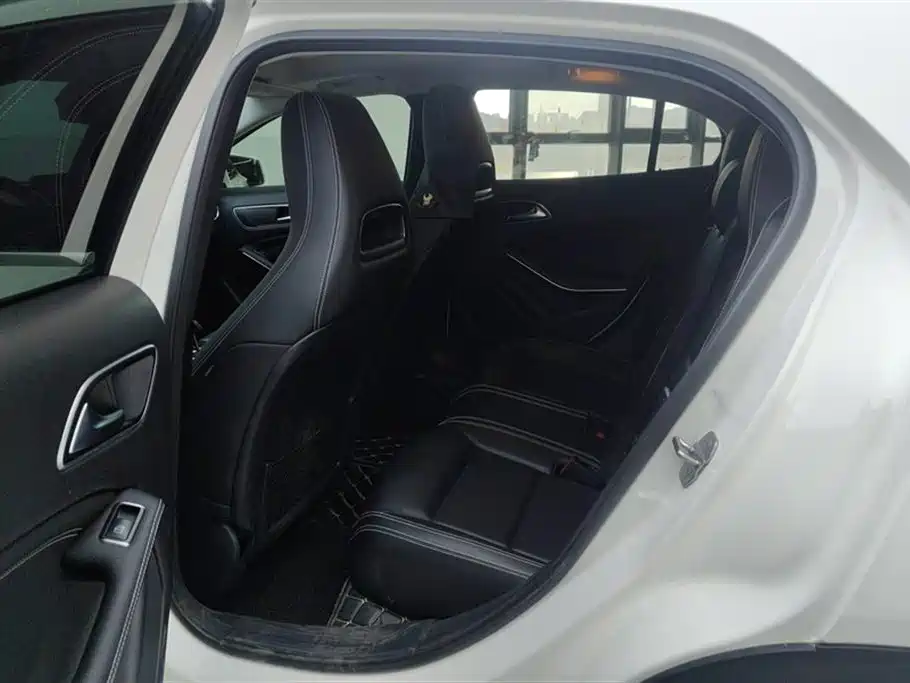 Mercedes-Benz GLA 2018 GLA 200 Dynamic фото 11