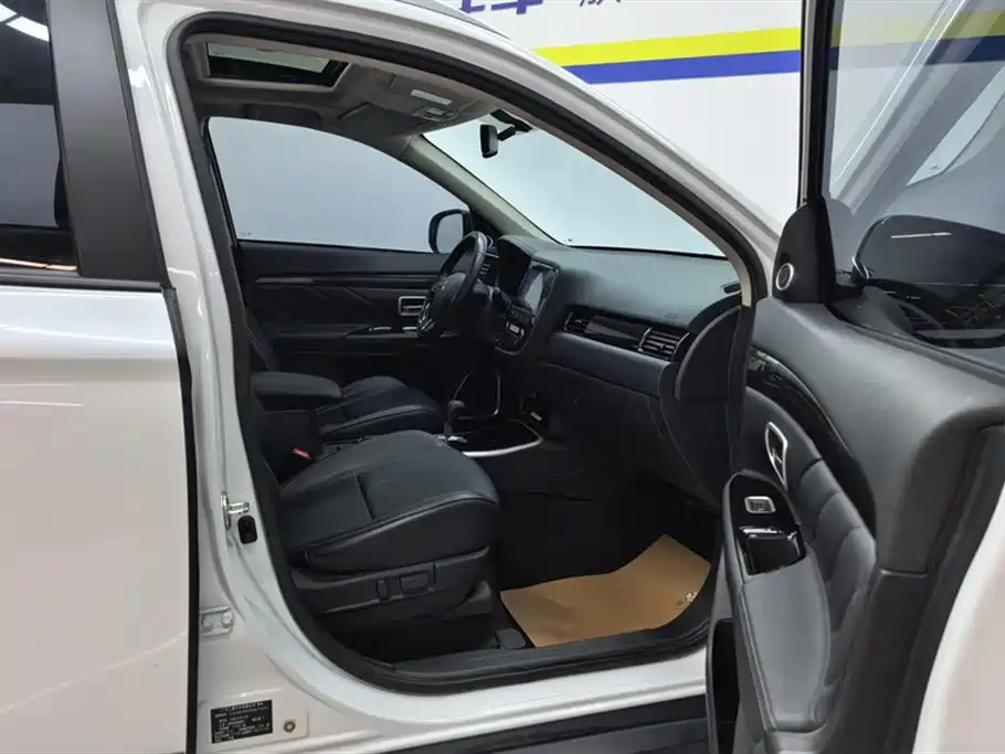 Mitsubishi Outlander 2019 2.0L 2WD Enjoy 7-Seater China VI фото 8