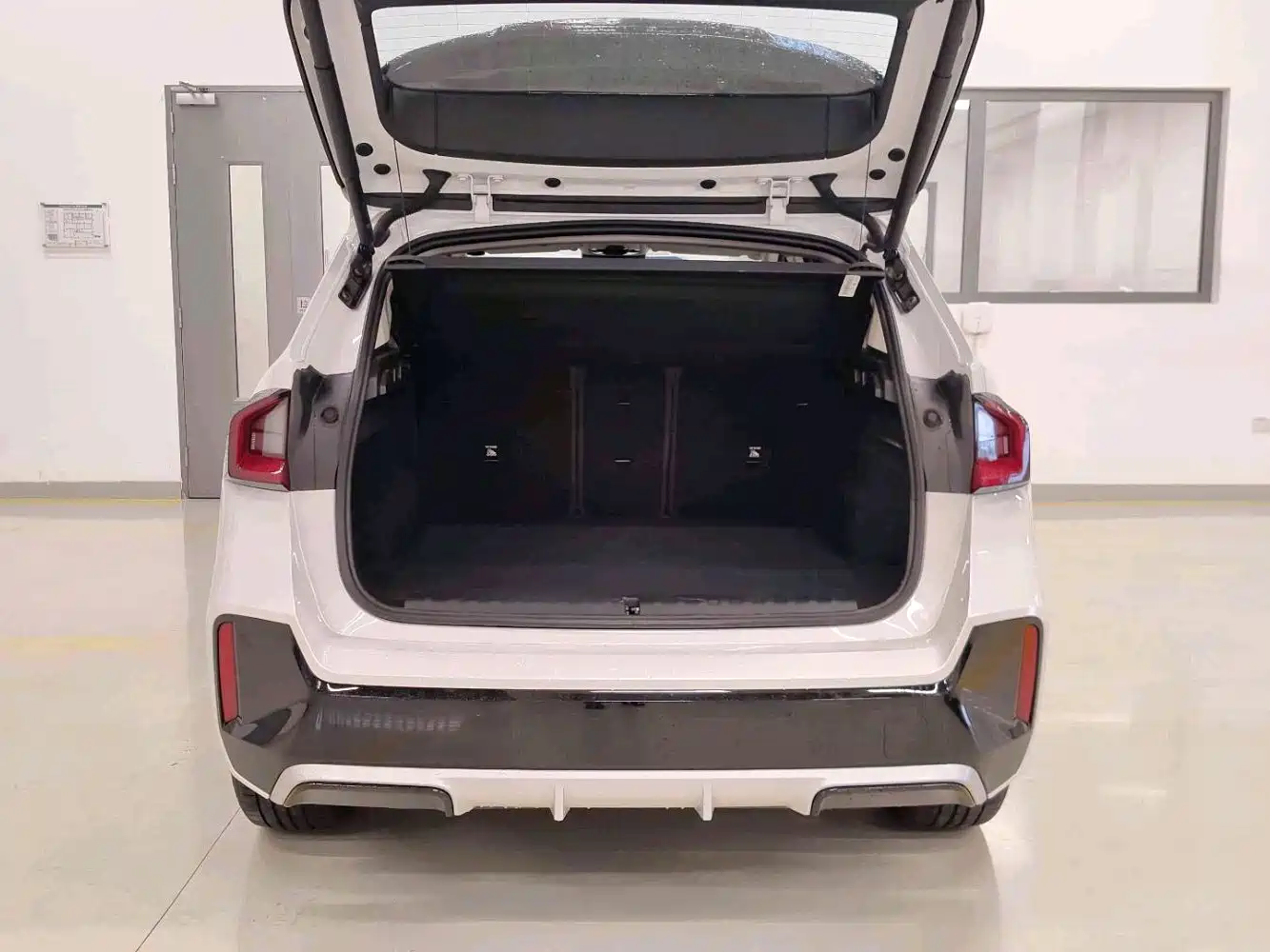 BMW iX1 2023 eDrive25L M Sport Package фото 4