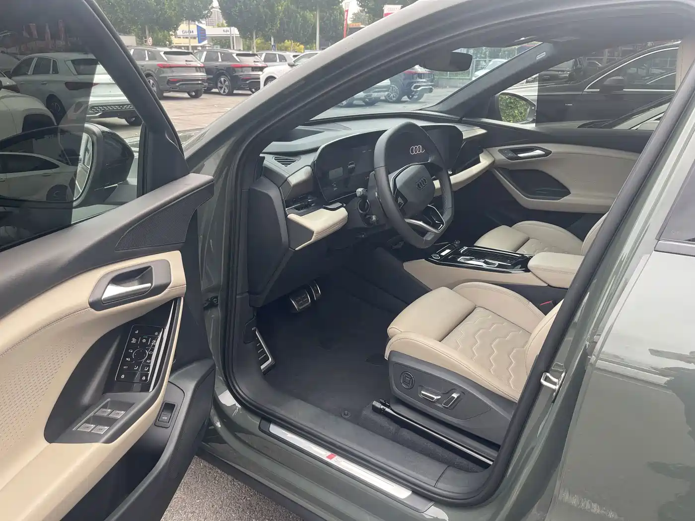 Photo 4 - Audi Q6L e-tron
