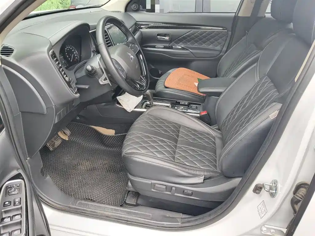 Mitsubishi Outlander 2021 2.4L 4WD Premium Edition 5-seater фото 11