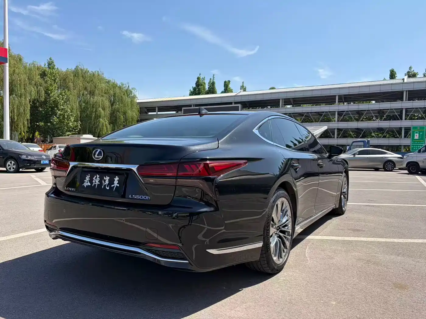 Lexus LS 2018 500h Executive Edition China V фото 9