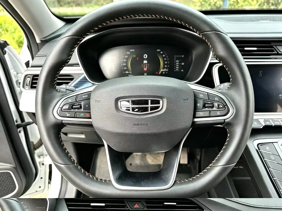 Photo 8 - Geely Atlas