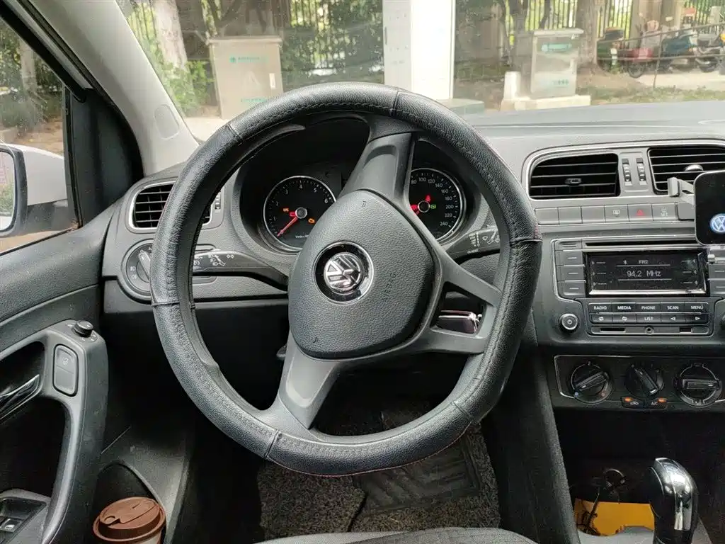 Volkswagen Polo 2014 1.4L Automatic Comfort Edition фото 6