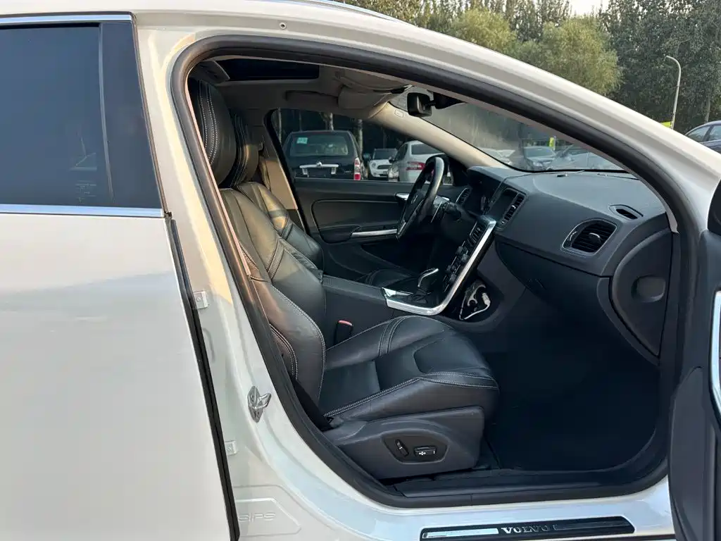 Volvo V60 2013 2014 T5 Wisdom & Elegance