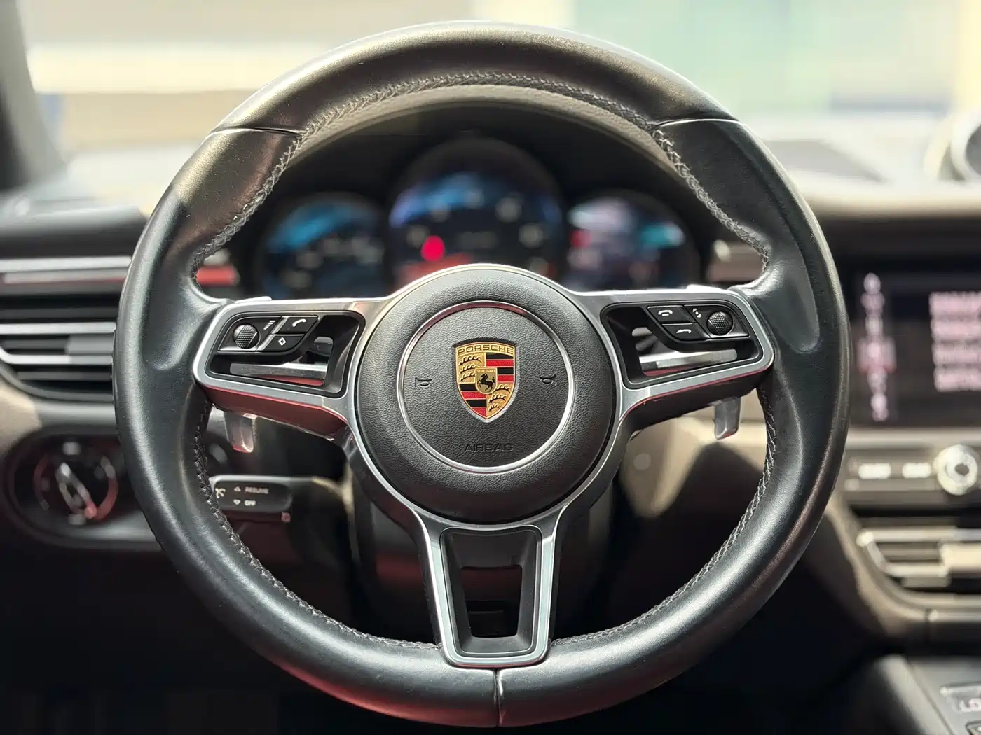 PORSCHE MACAN