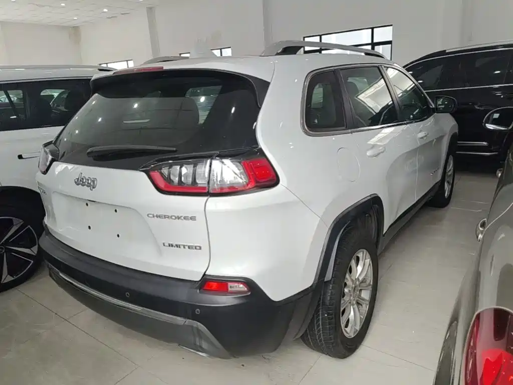 Фото 7 - Jeep Cherokee