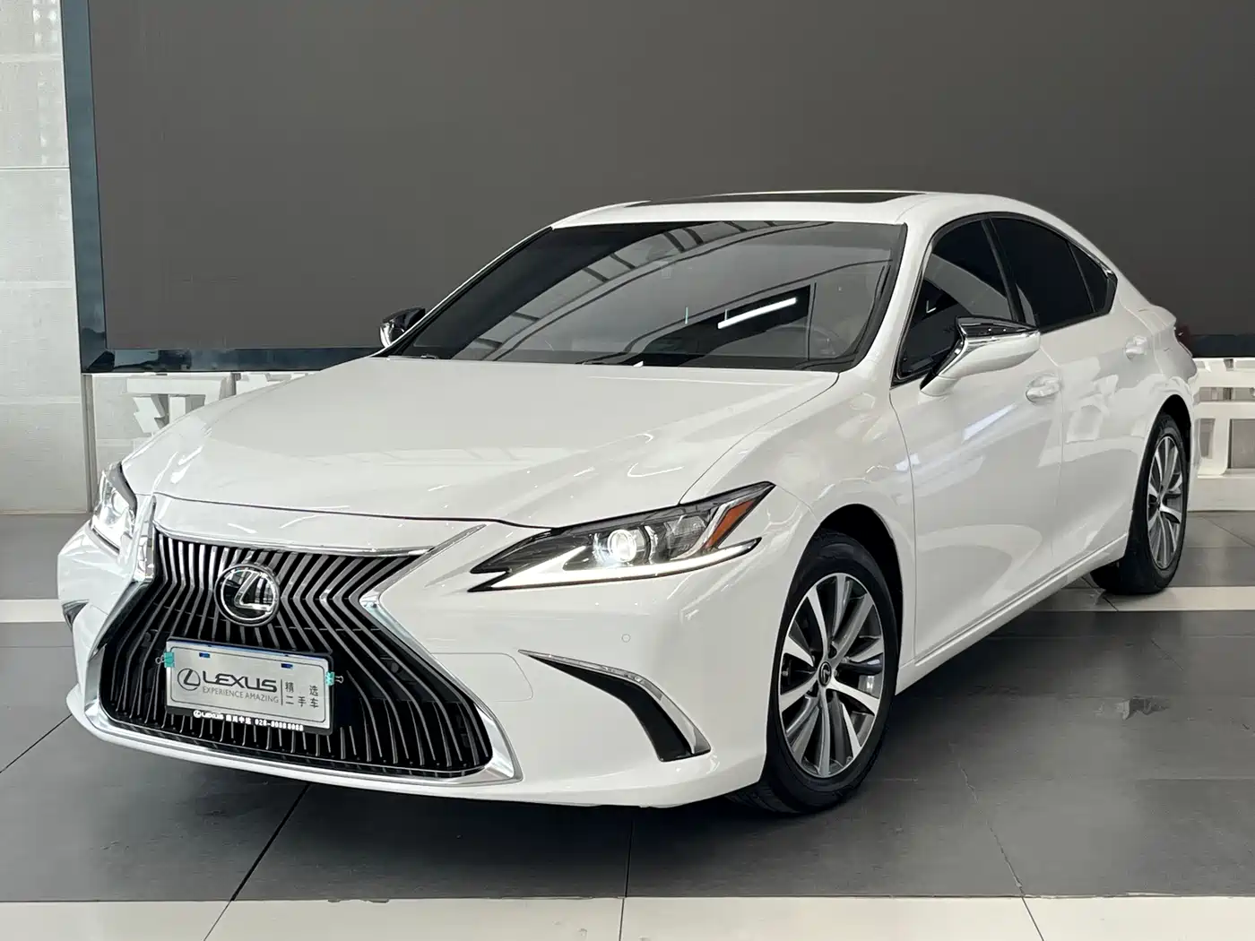 Фото 1 - Lexus ES