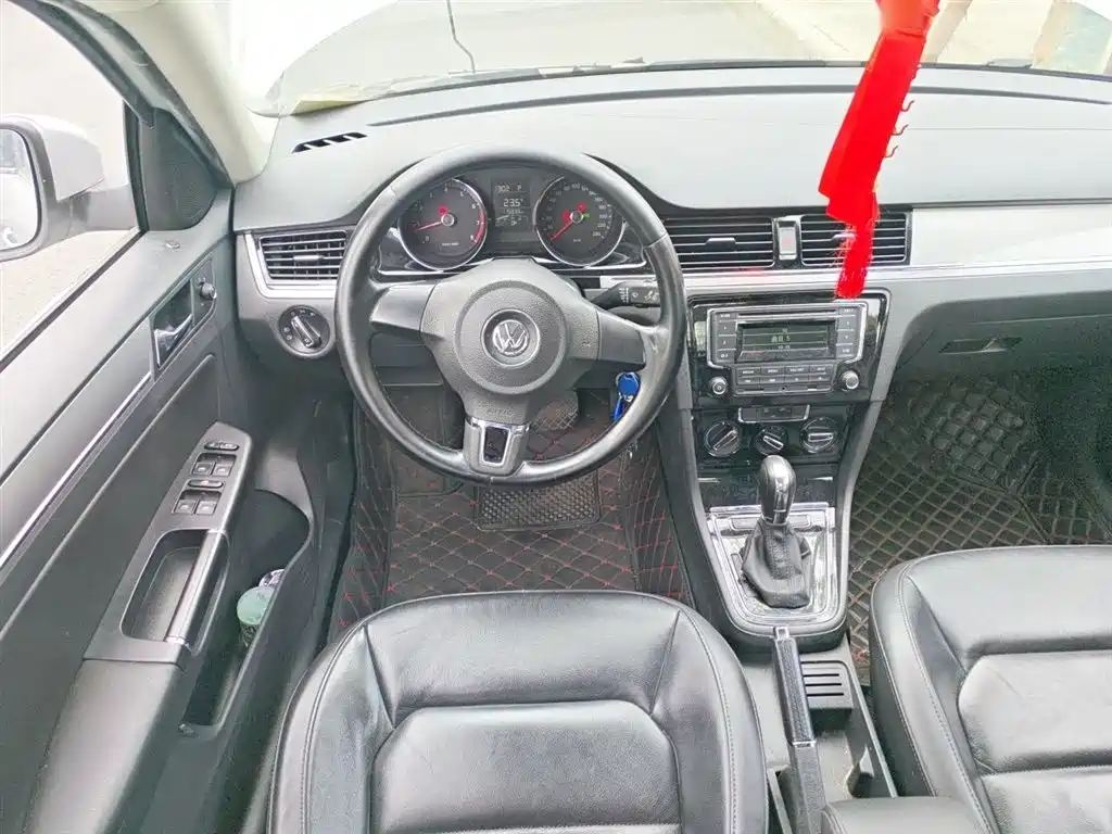 Volkswagen Bora 2014 1.6L Automatic Comfort Edition фото 6