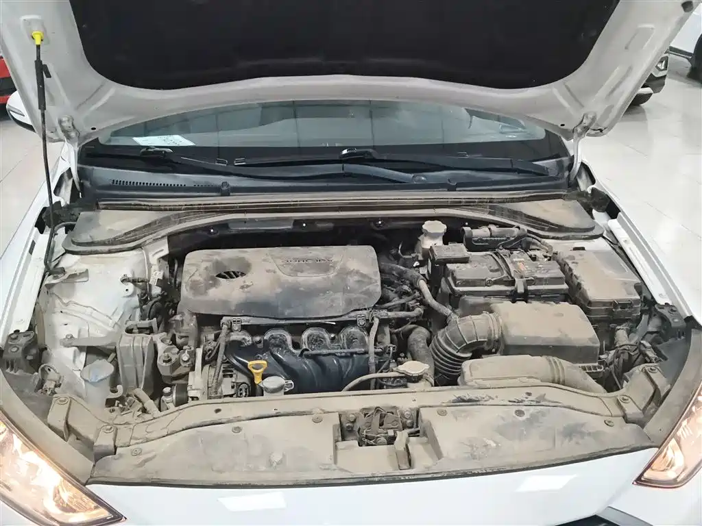 Hyundai Elantra 2016 1.6L Manual Smart & Vibrant Model фото 16