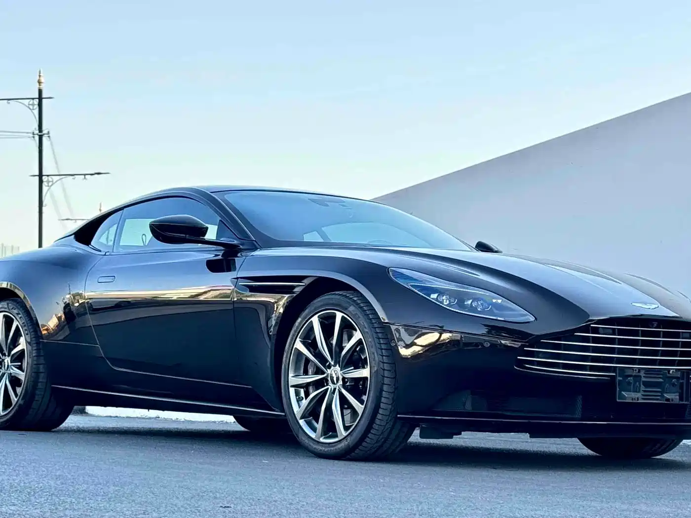 ASTON MARTIN DB11