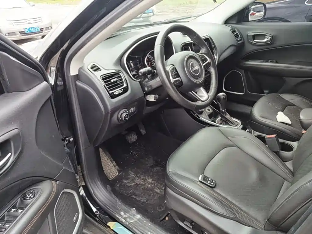 Фото 16 - Jeep Compass