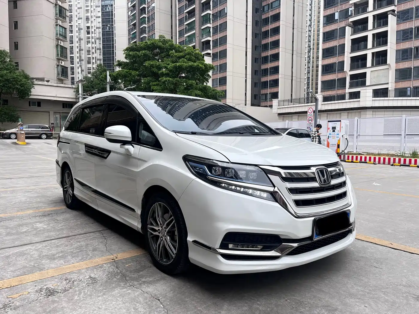 Фото 3 - Honda Elysion