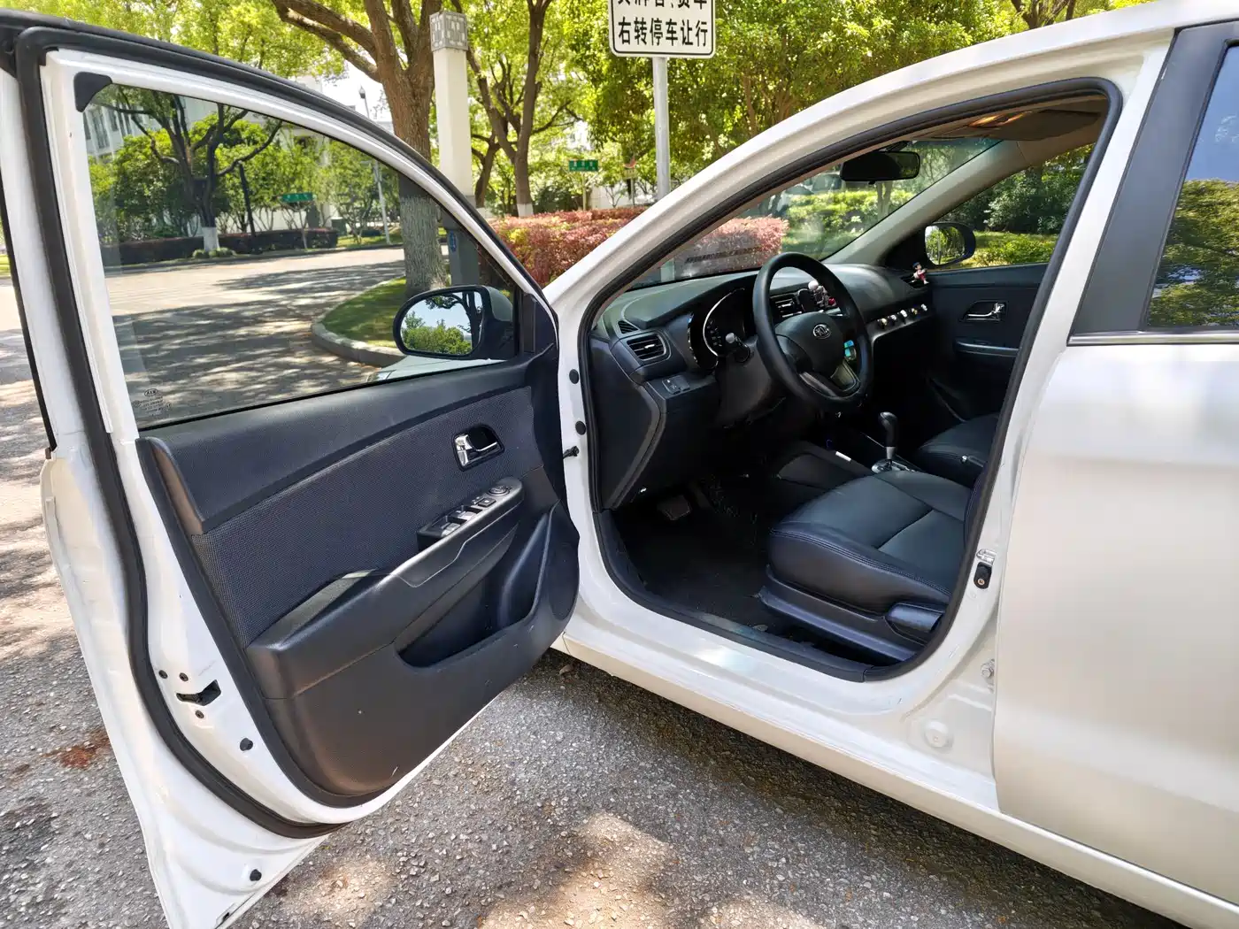 Kia K2 2012 Sedan 1.4L AT GLS Commemorative Edition фото 7