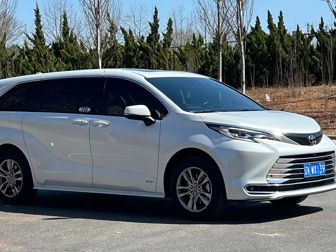 Toyota Sienna 2024 2.5L Hybrid Comfort Edition фото 3