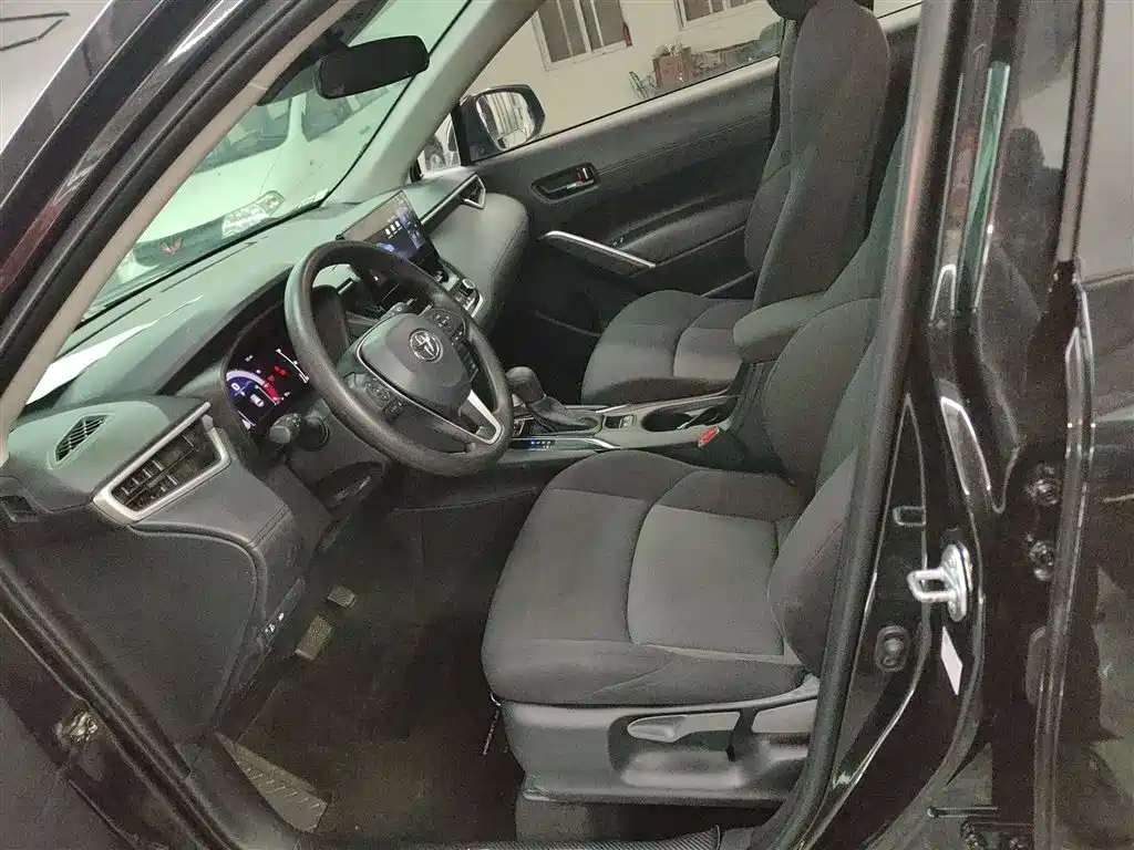 Toyota Frontlander 2023 2.0L CVT Leading Edition фото 11