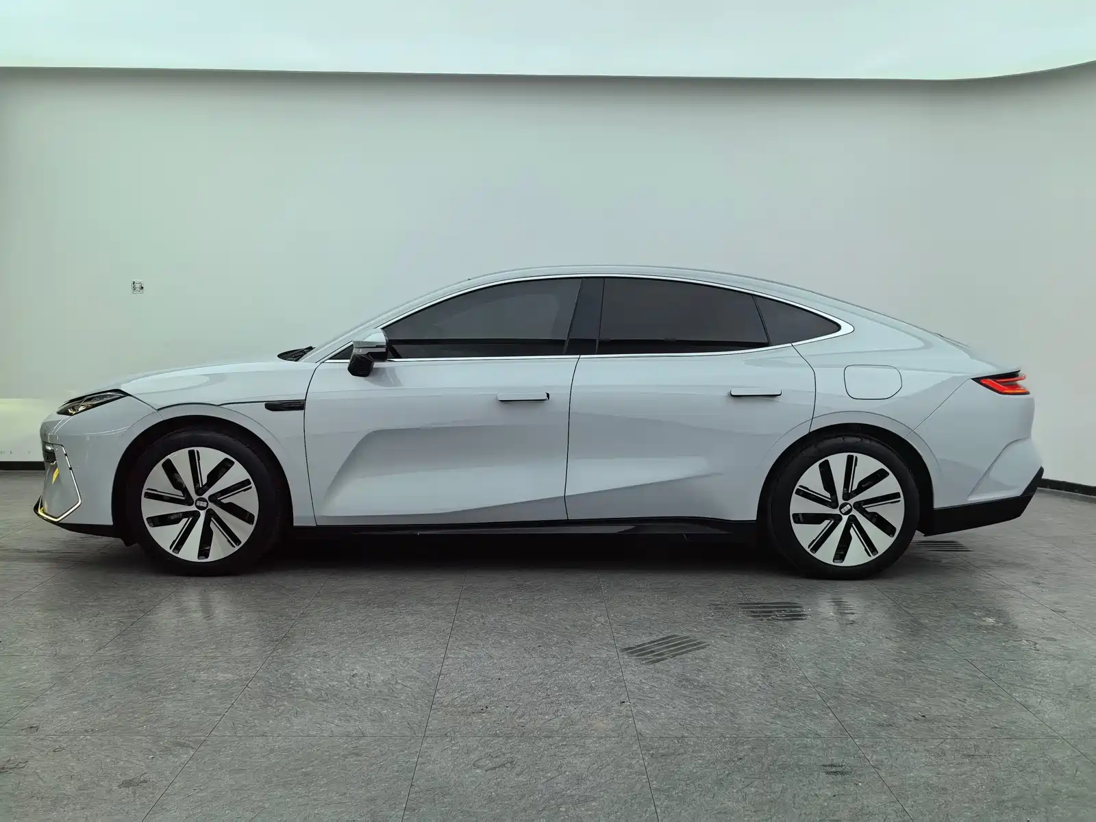 Фото 8 - Geely Galaxy Galaxy E8