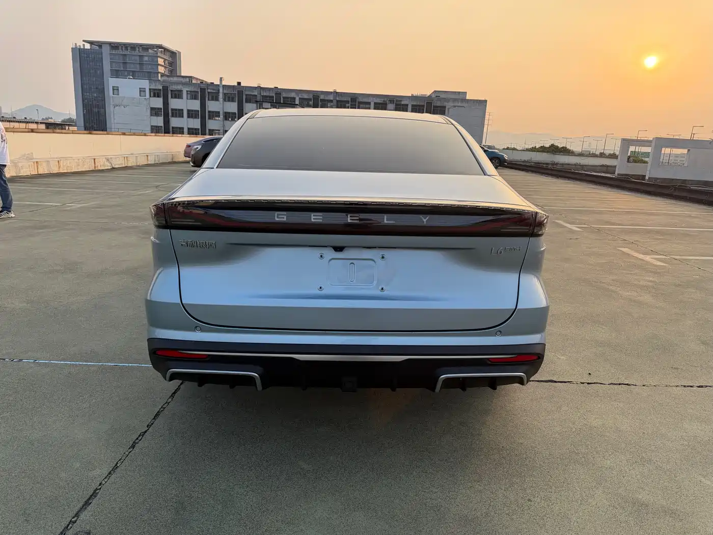 Geely Galaxy Galaxy L6 2025 EM-i 140km Starship Edition фото 6