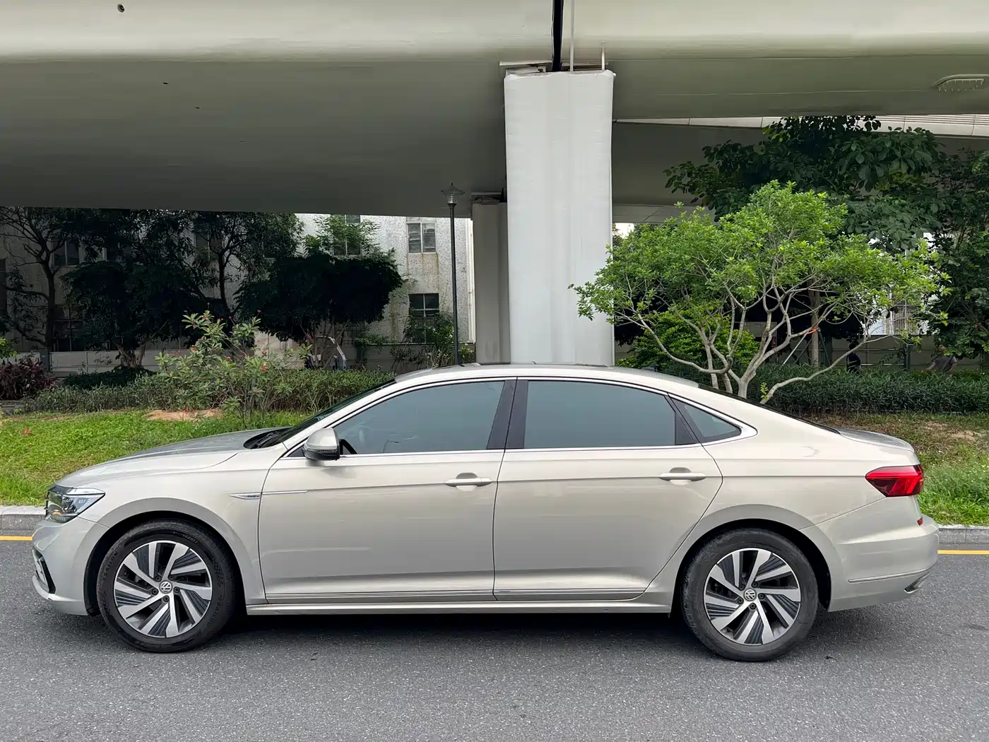 Volkswagen Passat New Energy 2019 430PHEV Hybrid Luxury Edition фото 4