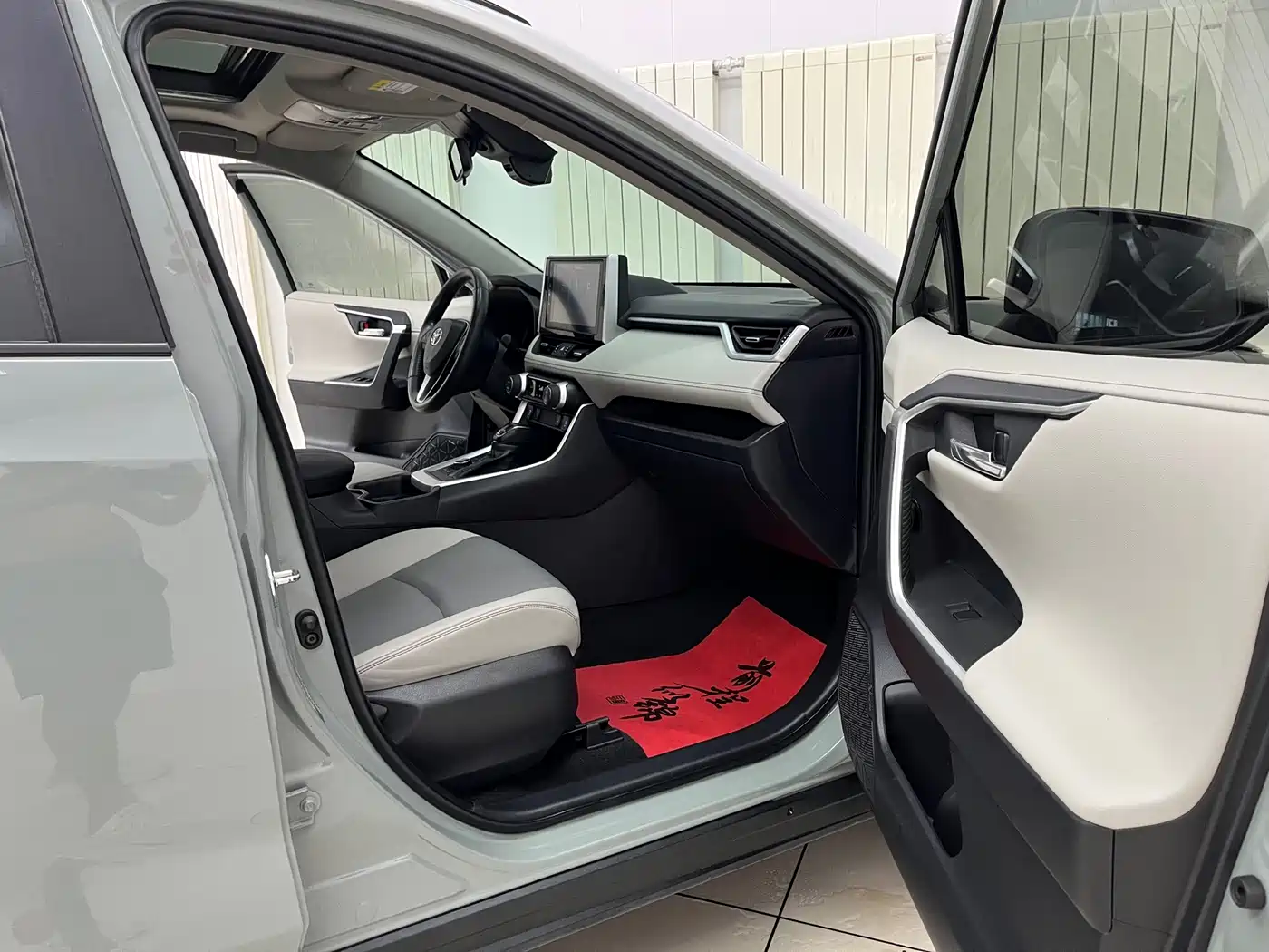 Фото 9 - Toyota RAV4