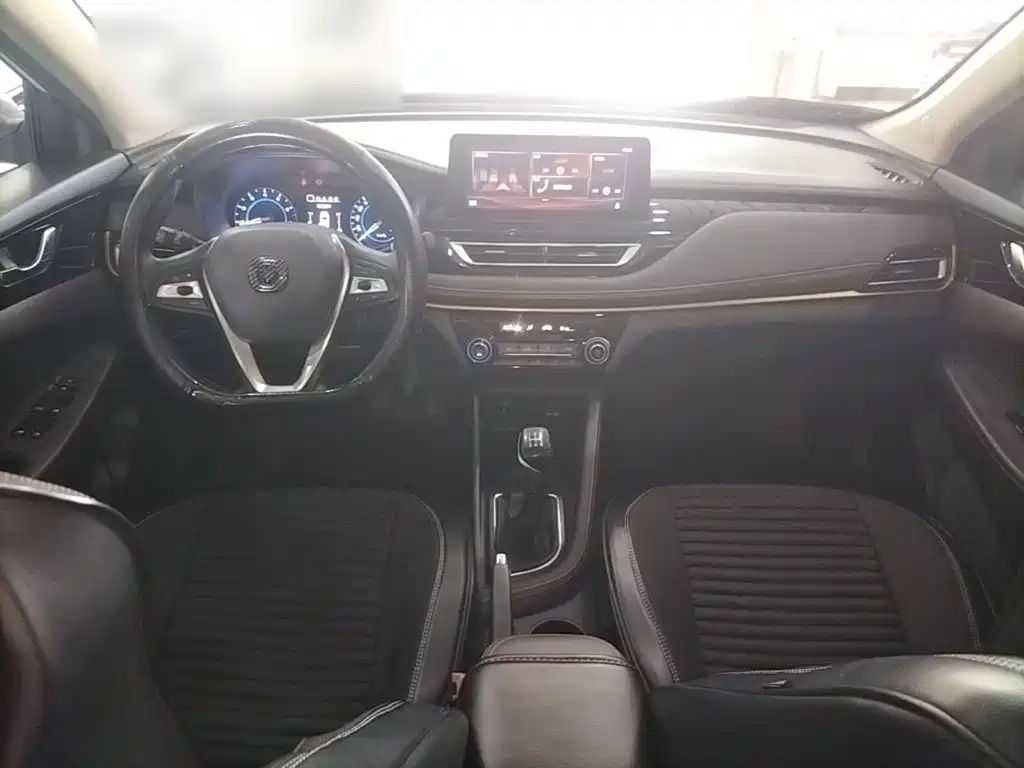 Фото 10 - Changan Eado DT