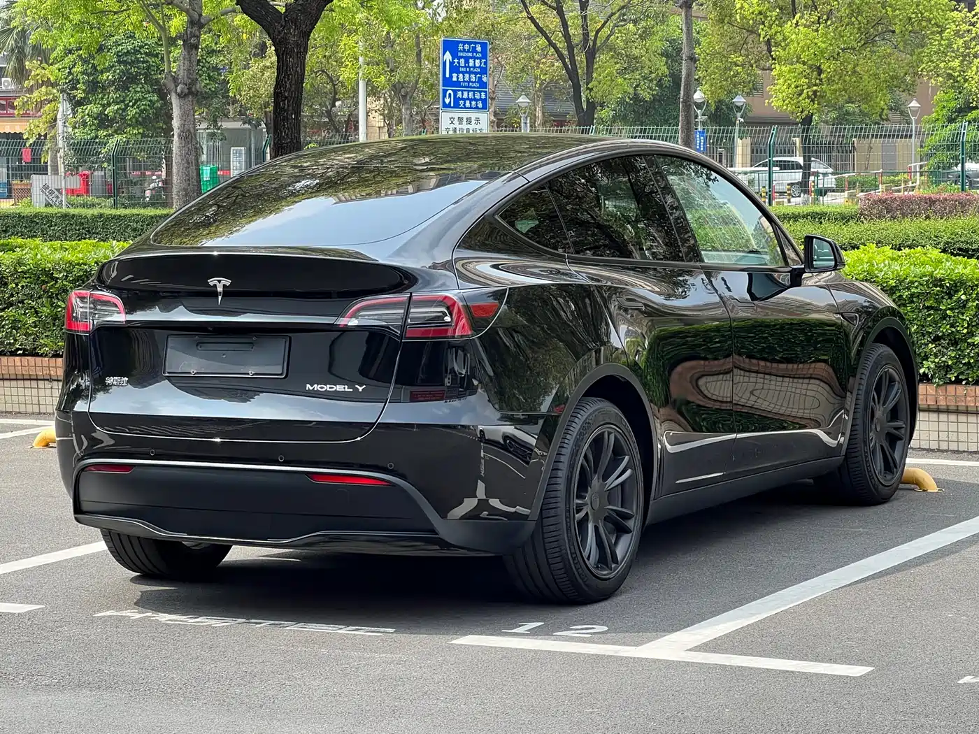 TESLA MODEL Y
