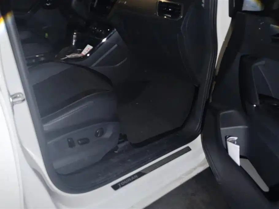 Volkswagen Touran 2018 Touran L 280TSI DSG Luxury 7-seater фото 8