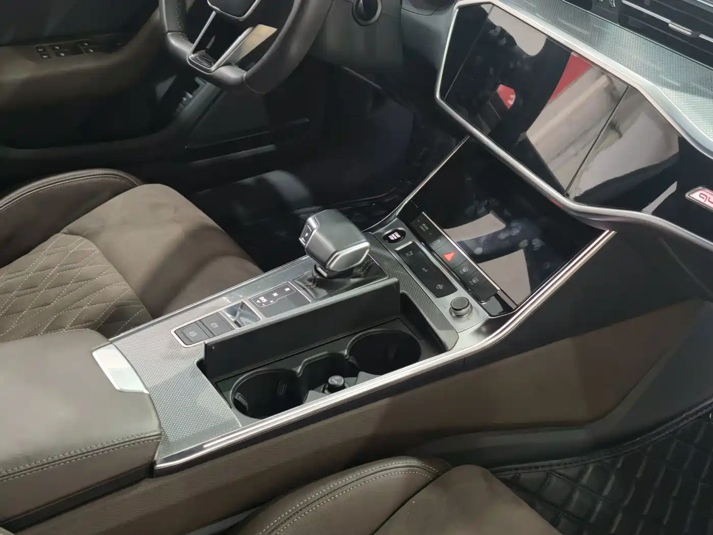 Фото 11 - Audi A7L