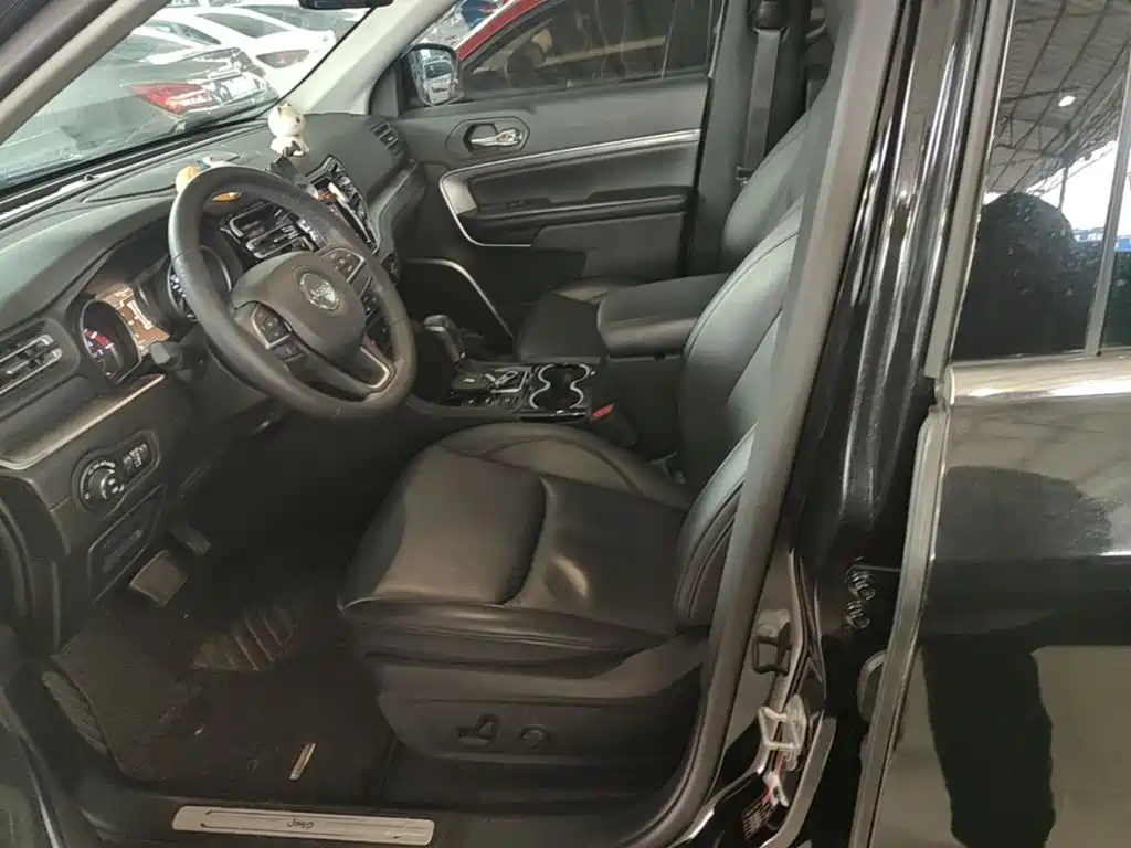 Photo 15 - Jeep Grand Commander