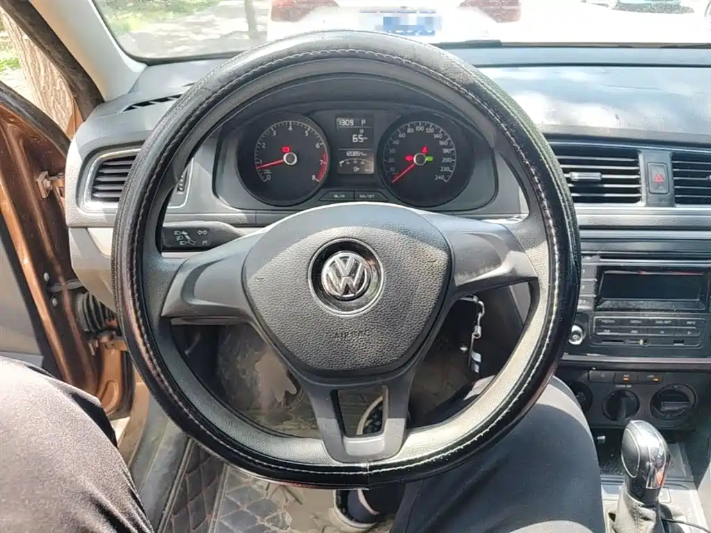 Volkswagen Lavida Tour 2015 1.6L Automatic Trend Edition фото 11