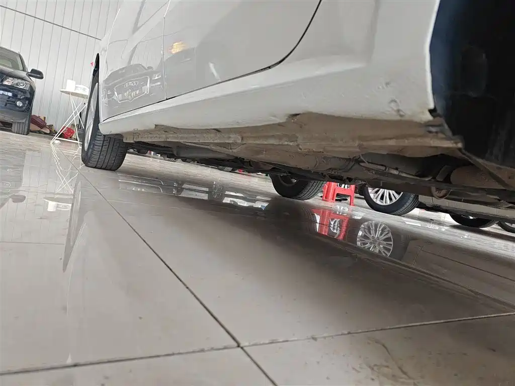 Volkswagen Lavida Tour 2015 1.6L Automatic Trend Edition фото 22