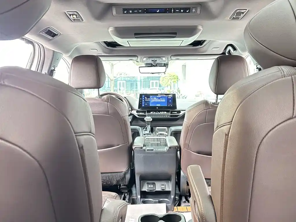Toyota Sienna 2021 2.5L Hybrid Platinum Edition фото 26