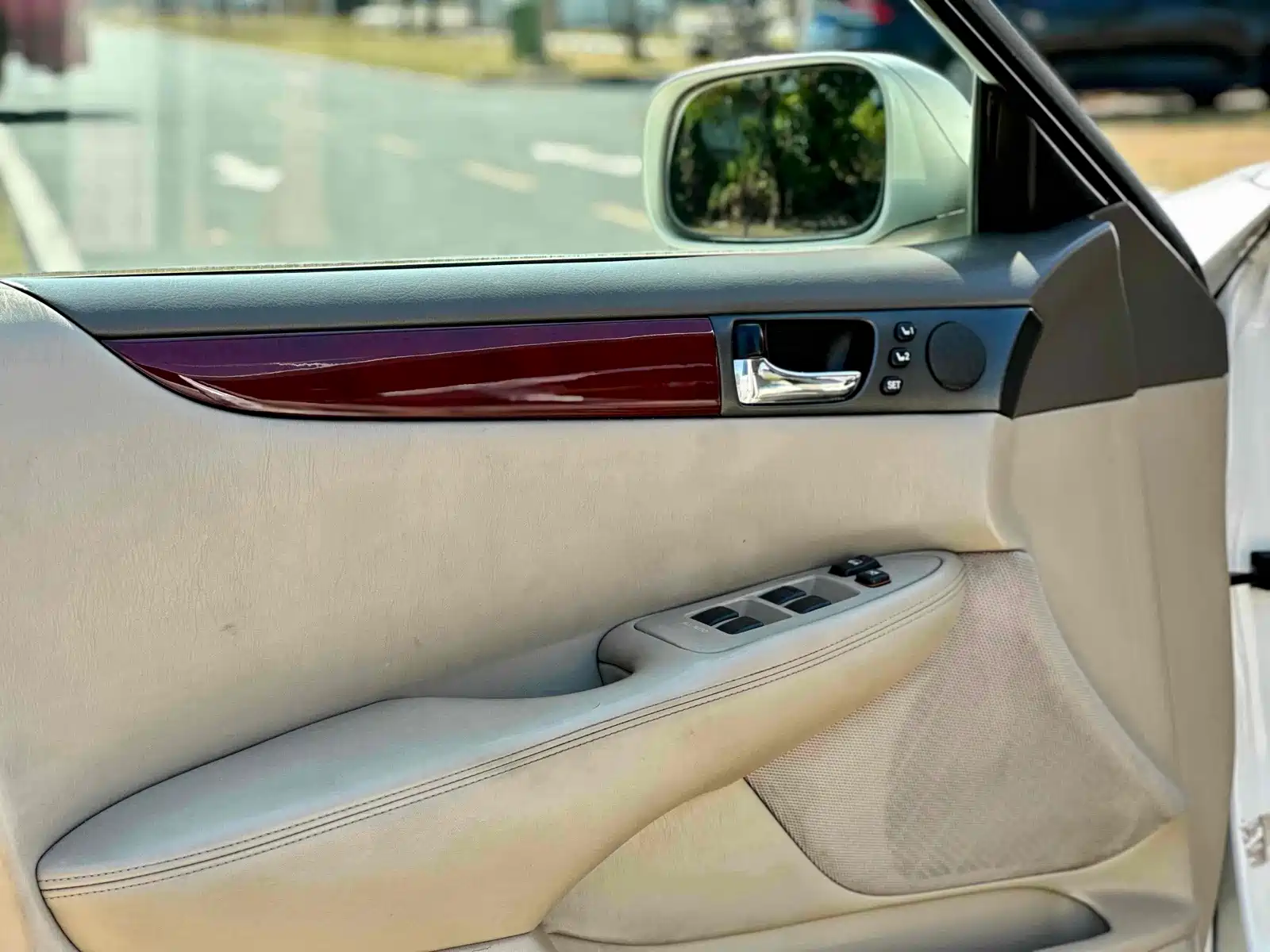 Photo 10 - Lexus ES
