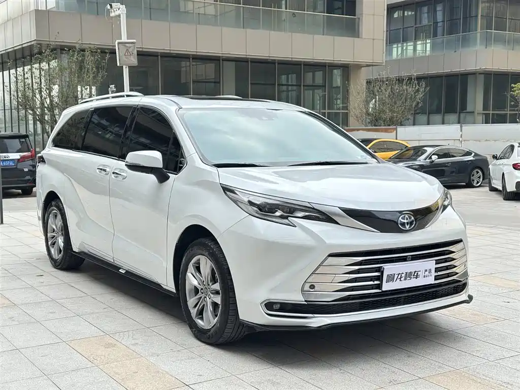 Toyota Sienna 2021 2.5L Hybrid Platinum Edition фото 6