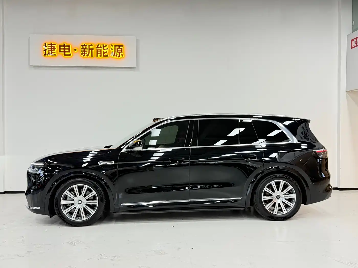 AITO Wenjie AITO M8 2025 Model Extended Range Max+ Edition 53.4kWh 6-Seater фото 3