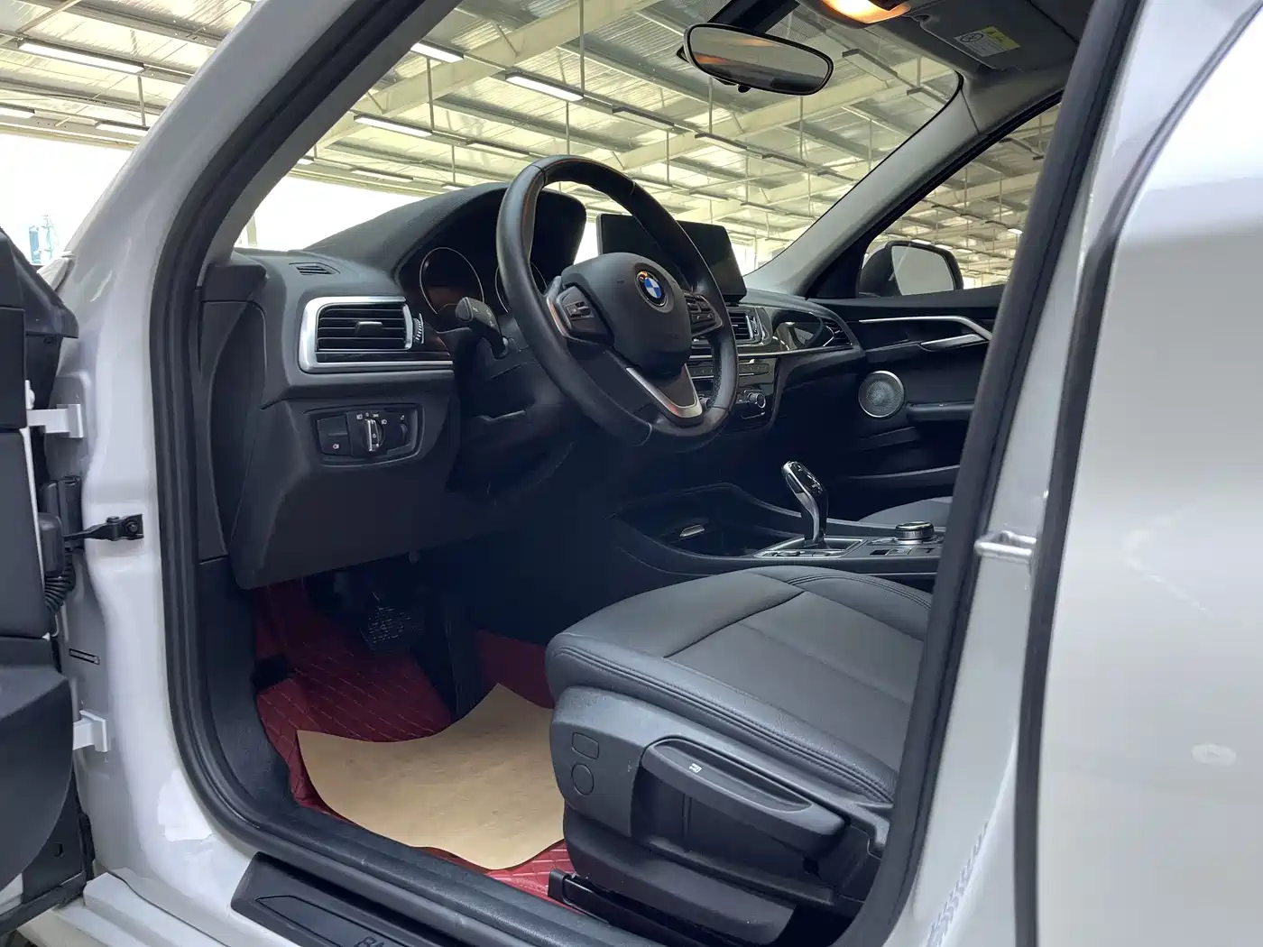 BMW 1 Series 2023 120i M Sport фото 13