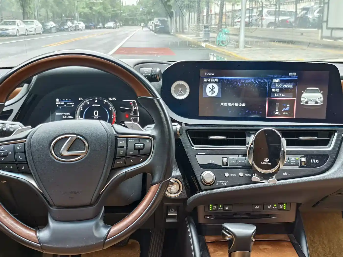Фото 16 - Lexus ES