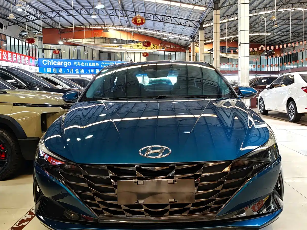 Hyundai Elantra 2021 1.5L CVT LUX Premium Edition фото 2