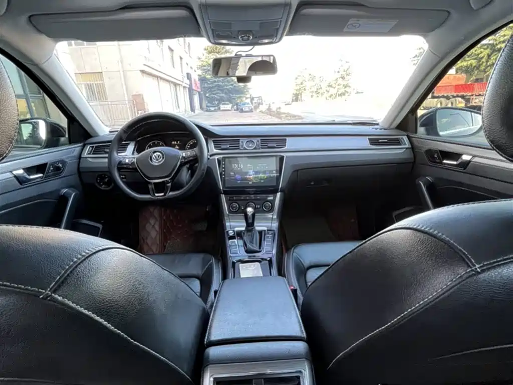 Volkswagen Passat 2015 1.8TSI DSG Honor Edition фото 24